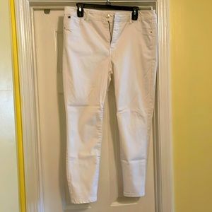 White crop pant (not denim material! Jegging with tummy control